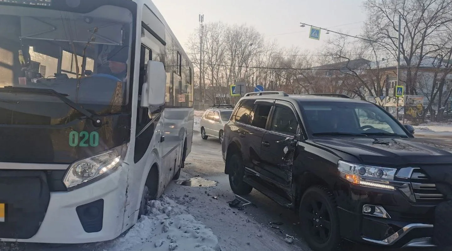 Тройная авария с участием автобуса на улице Комсомольской обошлась без пострадавших