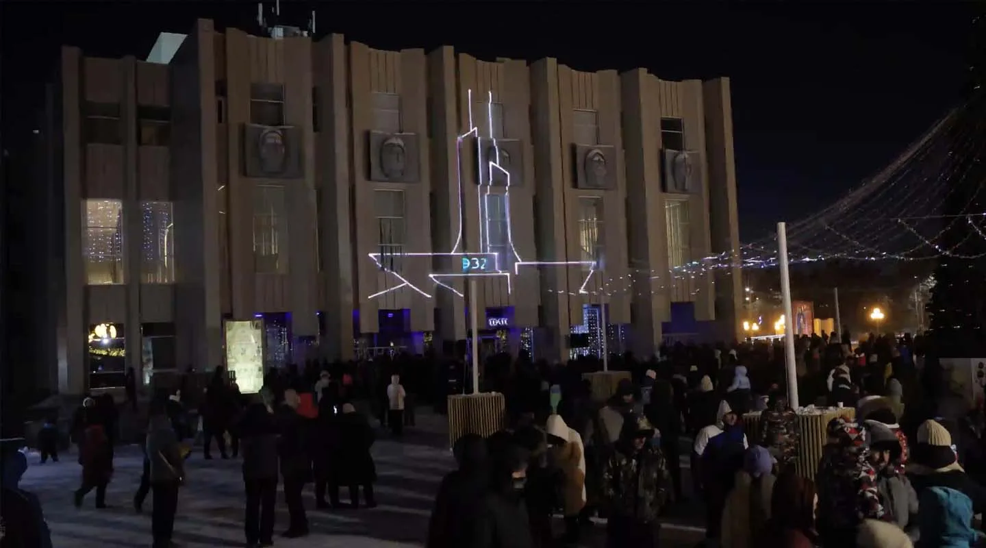 Лазерным шоу и фейерверком открыли новогодний городок на Драмтеатре