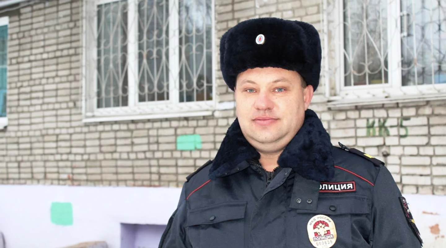 Полицейский из Комсомольска спас людей из горящего дома в Таёжном