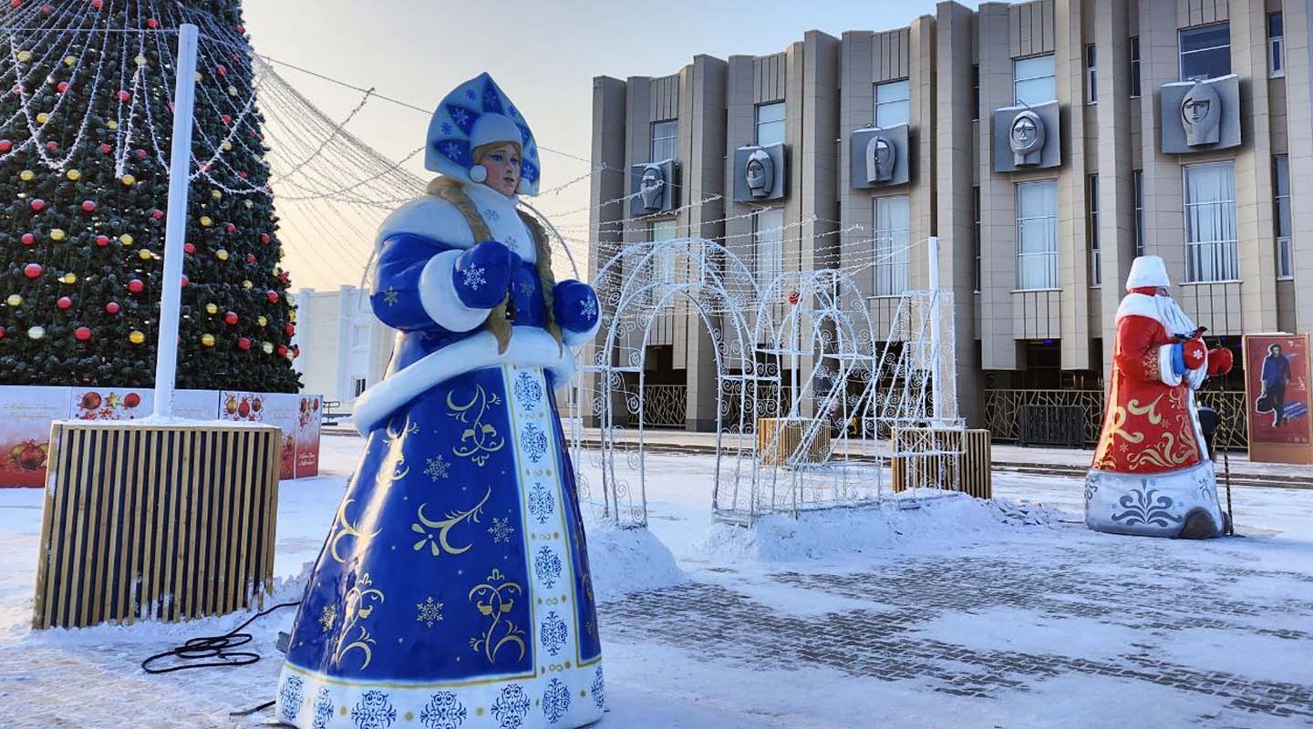 Дед Мороз и Снегурочка прибыли на Театральную площадь из Барнаула