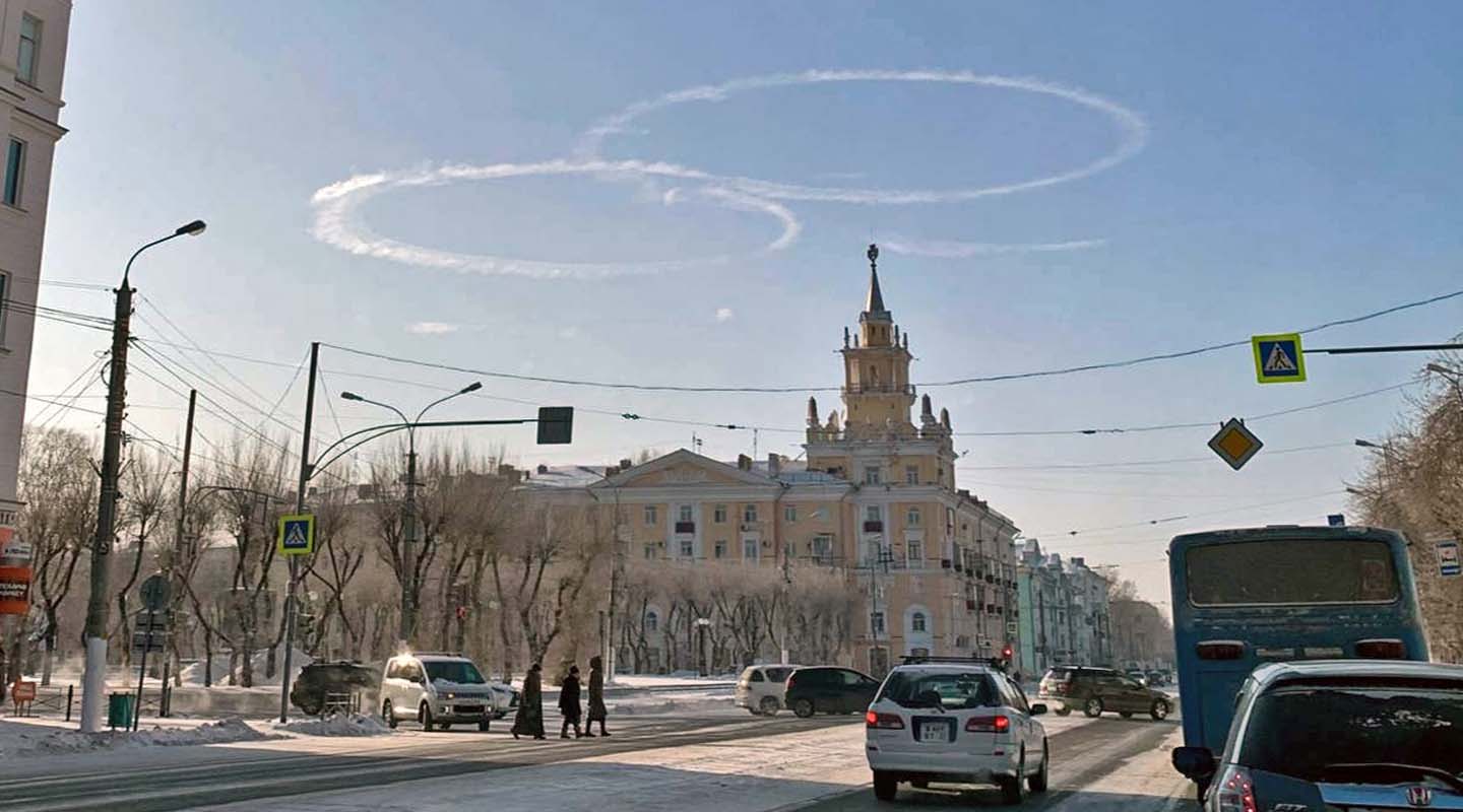 Привет из ЗАГСа: комсомольские лётчики нарисовали кольца в небе над городом