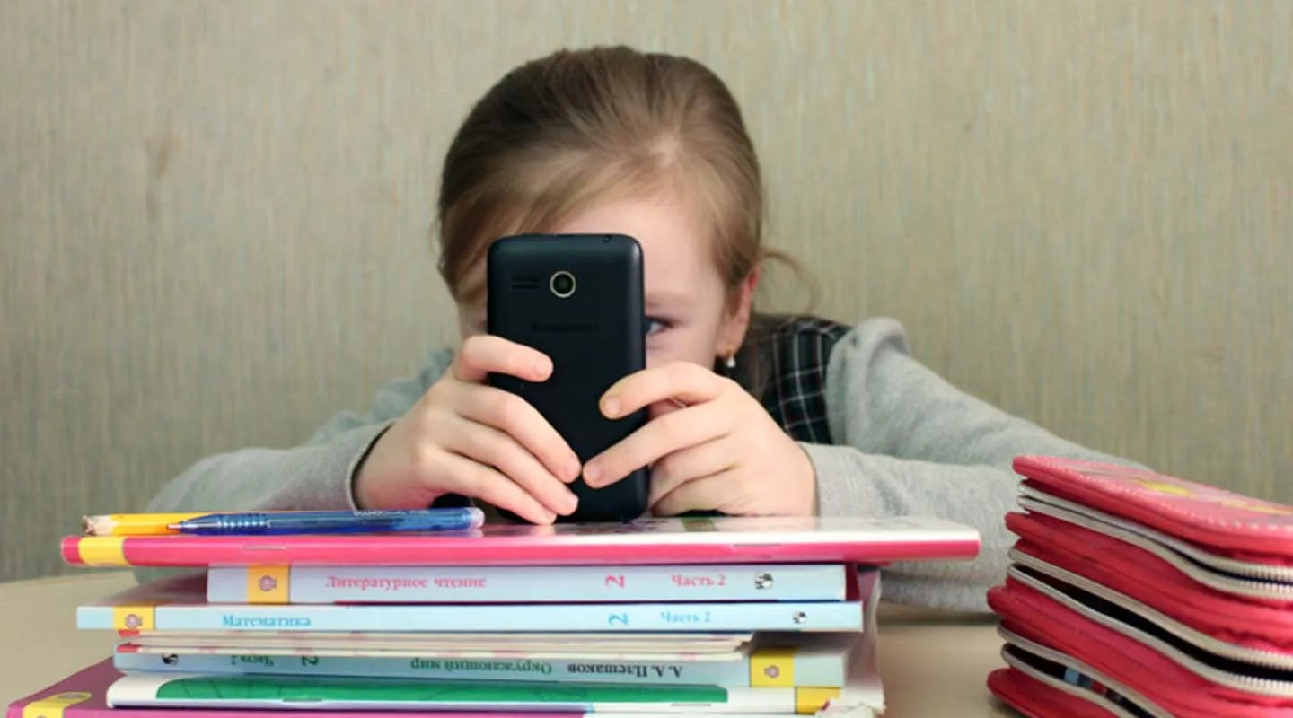 Больше половины родителей не согласны с запретом на использование телефонов в школах