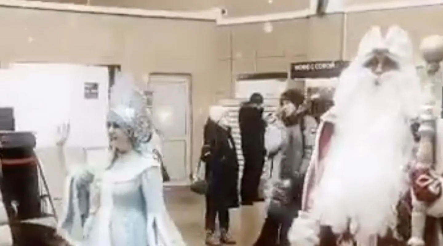 Железнодорожный Дед Мороз поздравил пассажиров Комсомольска с Новым годом