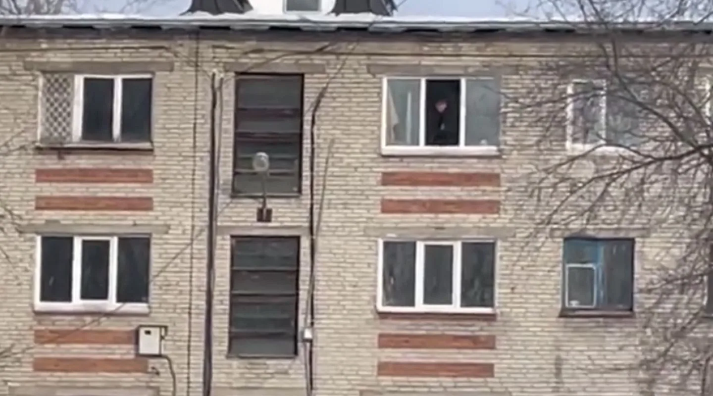 На Котовского мужчина захотел выброситься их окна