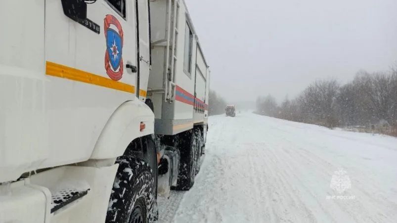 Спасатели не дали замерзнуть автолюбителю на трассе в Комсомольском районе