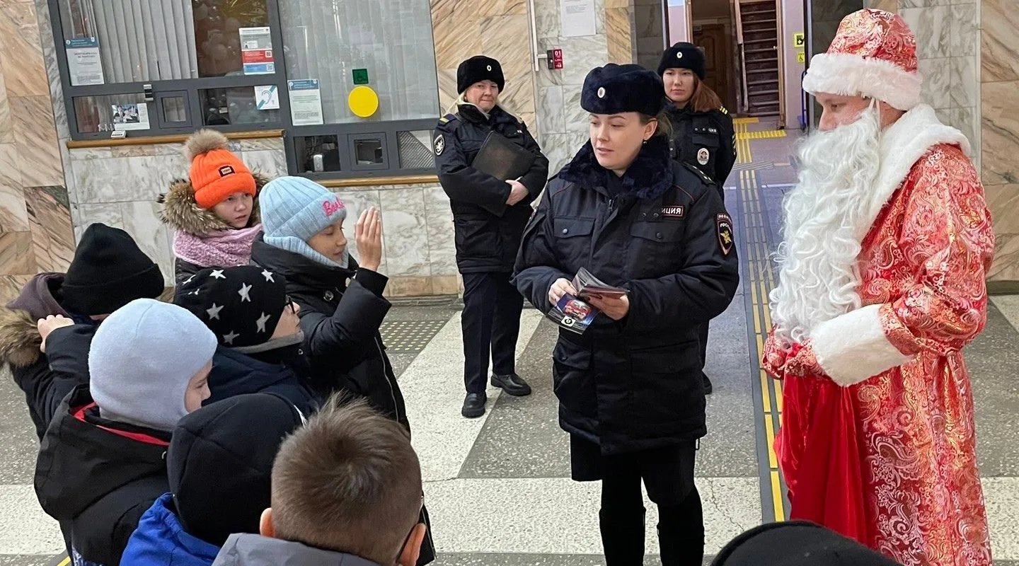 «Полицейский Дед Мороз» причинил радость юным пассажирам в Комсомольске