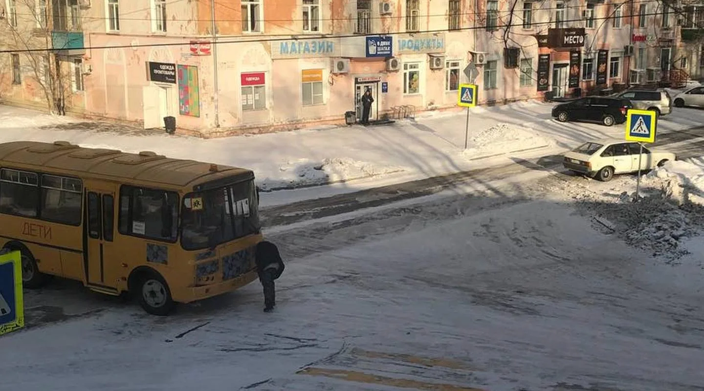 Детский автобус встретился с «Москвичом» на перекрёстке Севастопольской и Молодогвардейской