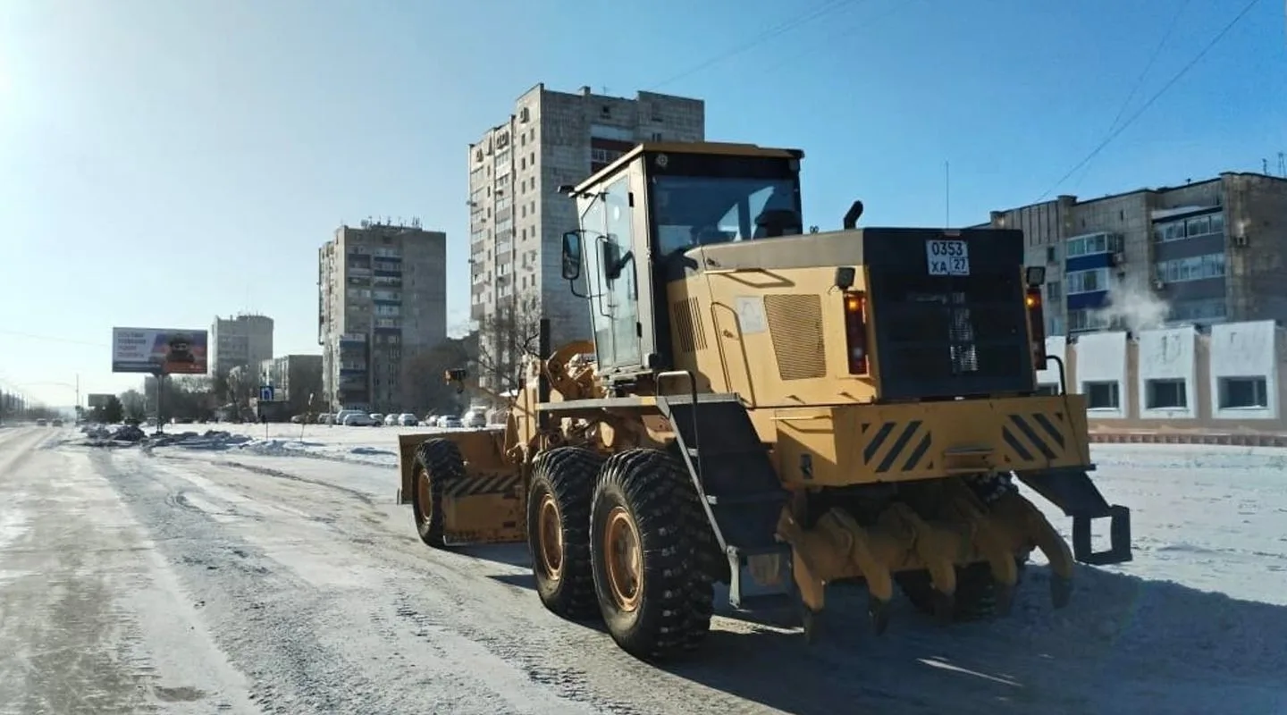 Десять коммунальных машин чистят снег и подсыпают песком переходы в Комсомольске