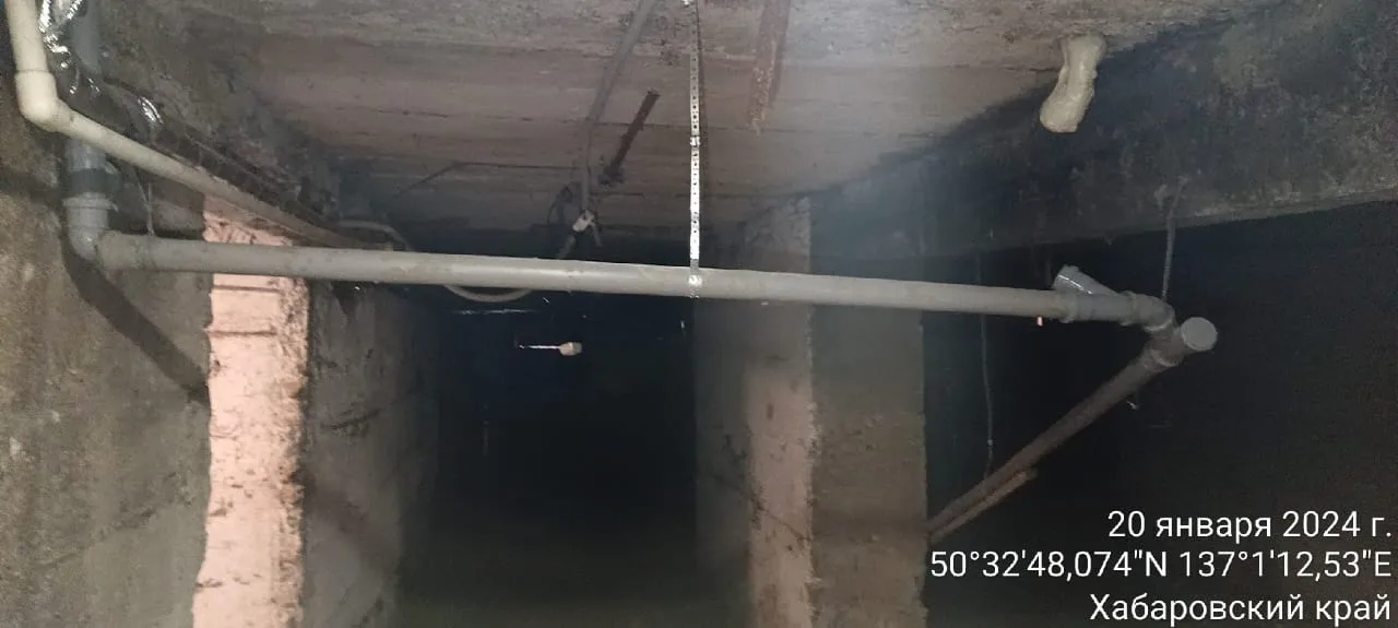 В Комсомольске «управляйка» не пускает собственников в подвал дома, чтобы те не видели, как текут прогнившие трубы