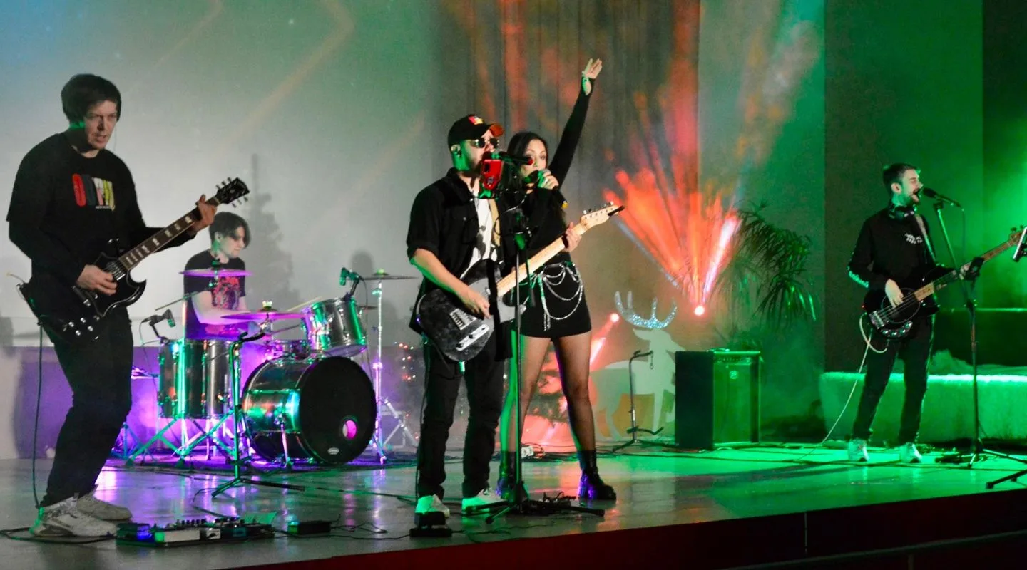 Рок-Рождество устроили в Солнечном: комсомольские группы «Roxy» и «Baby Driver» взорвали сцену районного ДК
