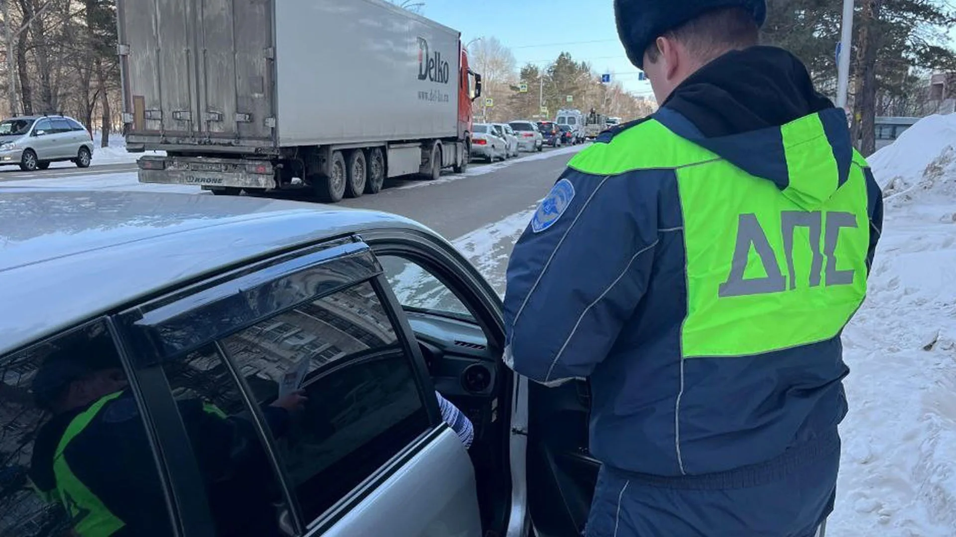 Более десятка водителей Комсомольска избавились вчера от тонировки 