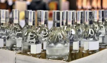 Комсомольский бутлегер открыл алкоцех в гараже и продавал самопальную водку в магазинах Амурского района