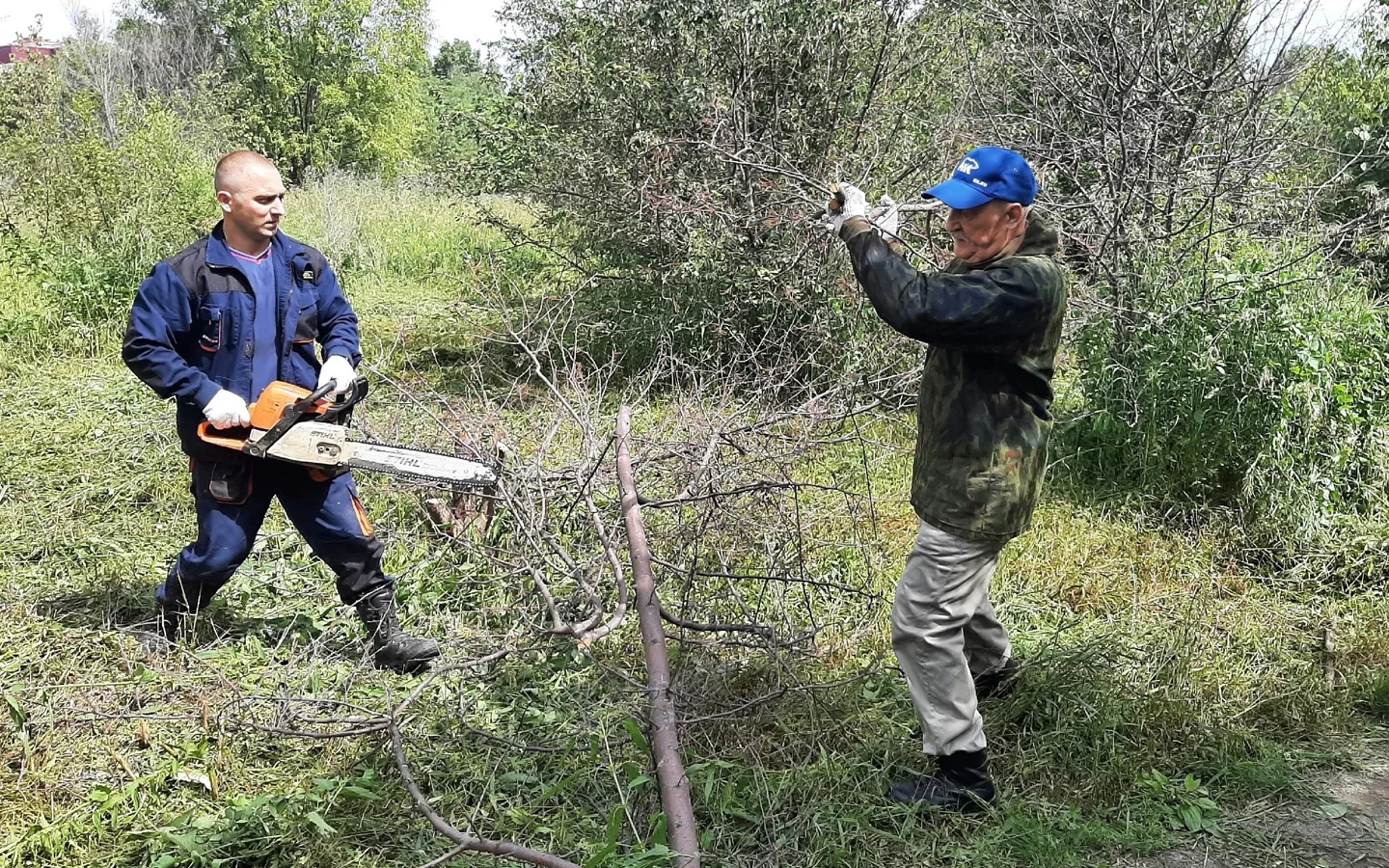 Комсомольчане навели порядок в Яблоневом саду