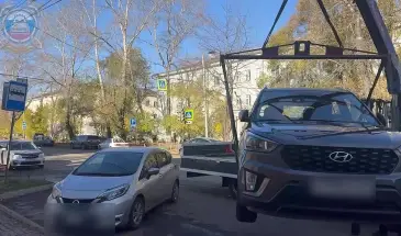 Комсомольчане добились рейда ГАИ у поликлиники из-за машин на автобусной остановке