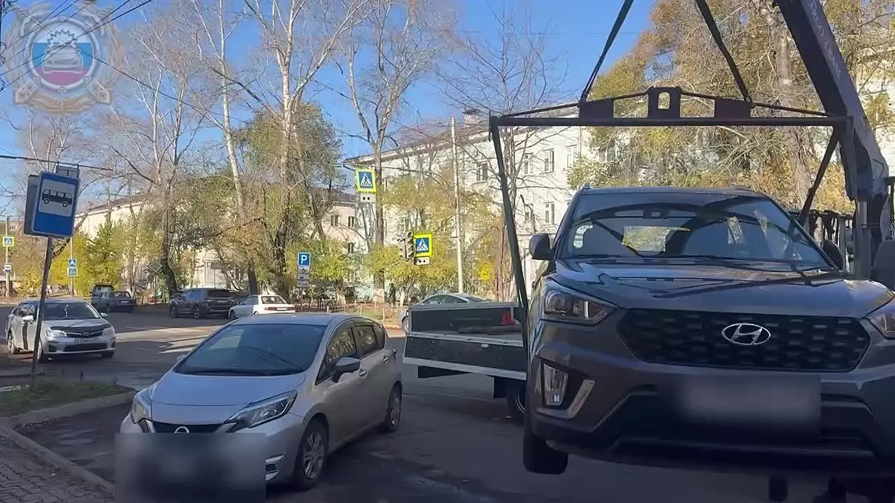 Комсомольчане добились рейда ГАИ у поликлиники из-за машин на автобусной остановке