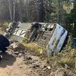 На николаевской трассе перевернулся автобус с вахтовиками