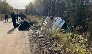 На николаевской трассе перевернулся автобус с вахтовиками