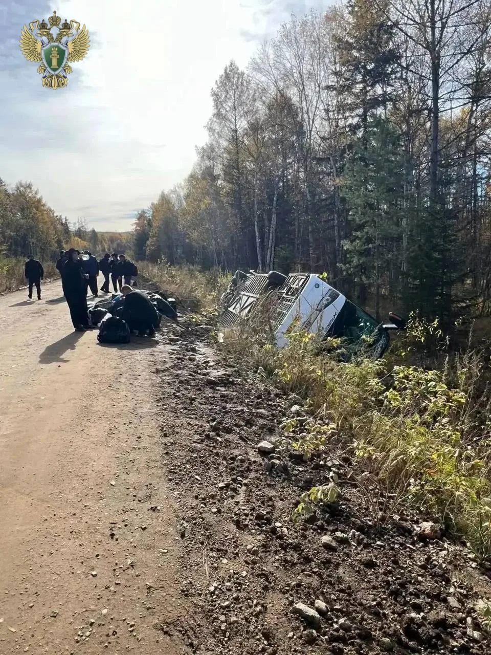 На николаевской трассе перевернулся автобус с вахтовиками