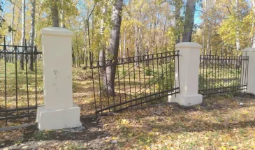 Недавно отремонтированное ограждение Парка Железнодорожников уже успели сломать