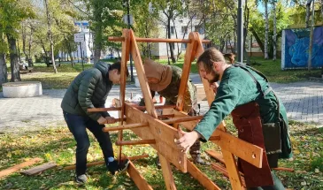 Центр живой истории «Крепость» на Вокзалке создал модель средневековой мобильной кузницы