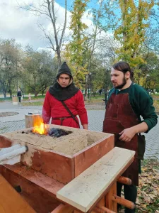 Центр живой истории «Крепость» на Вокзалке создал модель средневековой мобильной кузницы