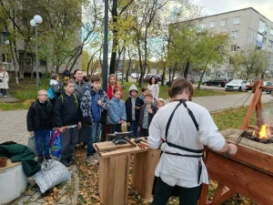 Центр живой истории «Крепость» на Вокзалке создал модель средневековой мобильной кузницы