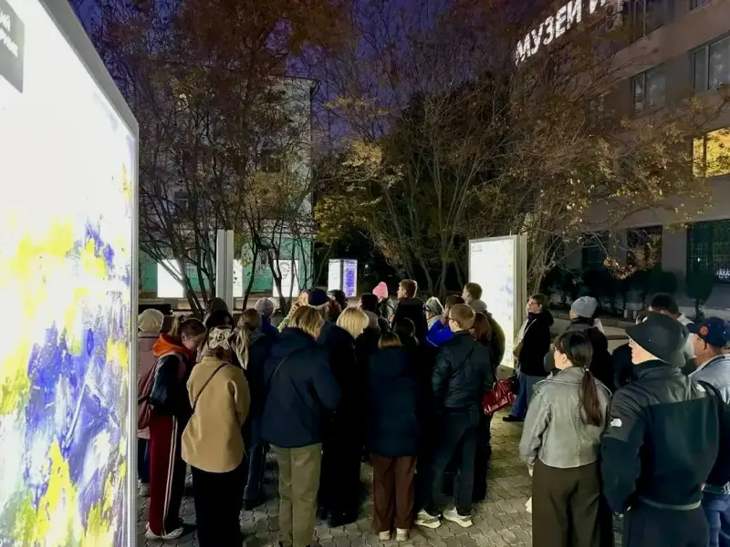 Вечерняя экскурсия по уличной выставке «Хабаровский край глазами художников-дальневосточников»