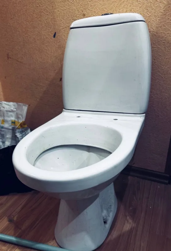 Продам унитаз с бачком