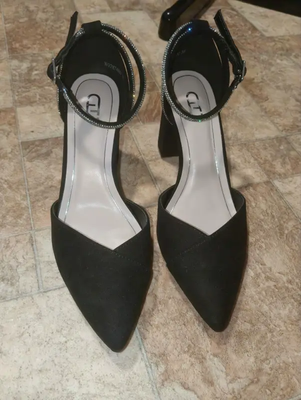 Продам женские туфли