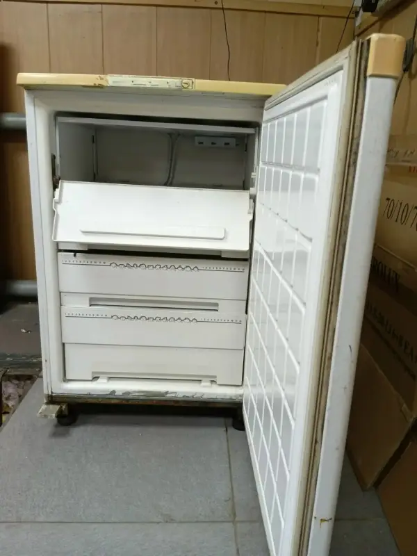 Продам морозильную камеру и угловой шкаф