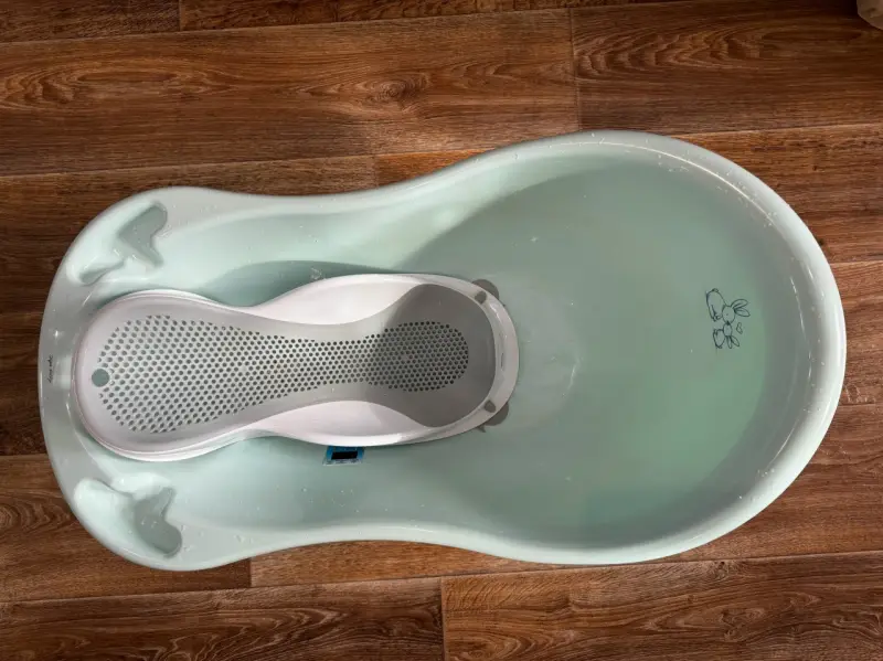 Продам детскую ванночку для купания с горкой