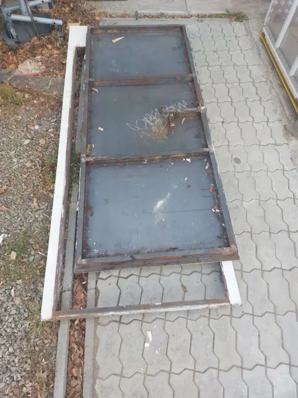 Продам железную дверь с коробкой